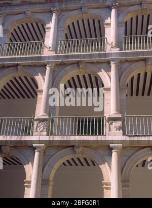 ARQUERIAS DEL PATIO PRINCIPAL DE LA UNIVERSIDAD DE ALCALA DE HENARES O DE SANTO TOMAS DE VILLANUEVA - SIGLO XVII. Autor: SOPEÑA JOSE. Ort: UNIVERSIDAD. Alcalá de Henares. MADRID. SPANIEN. Stockfoto