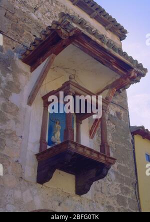 HORNACINA CON LA VIRGEN MARIA CUBIERTA CON DOSEL SOBRE LA PUERTA DE ENTRADA A LA PLAZA DE SANTA MARIA. Lage: AUSSEN. BRIHUEGA. Guadalajara. SPANIEN. Stockfoto