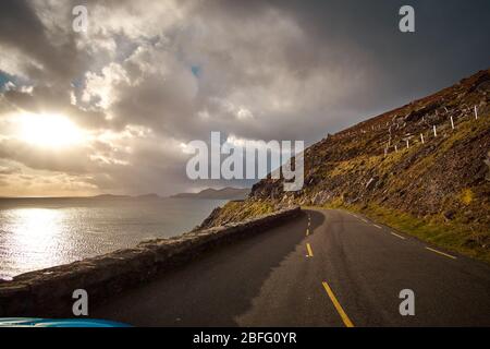 Blick auf die Küstenstraße im Herbst auf den Slea Head Pass, Wild Atlantic Way auf der Dingle Peninsula, Irland. Stockfoto