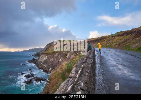 Blick auf die Küstenstraße im Herbst auf den Slea Head Pass, Wild Atlantic Way auf der Dingle Peninsula, Irland. Stockfoto