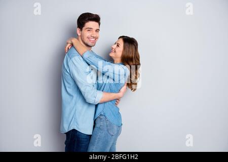 Porträt von positiven leidenschaftlichen verheirateten Frau Mann Umarmung genießen zusammen tragen lässigen Stil Kleidung isoliert über graue Farbe Hintergrund Stockfoto