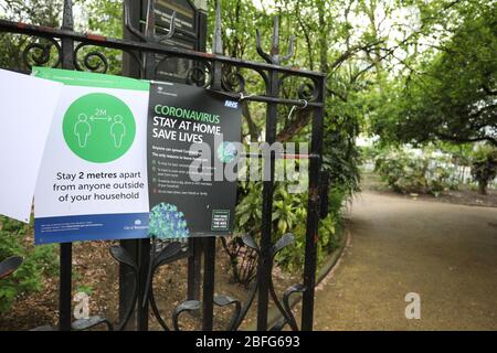 London, Großbritannien. April 2020. Tag der sechsundzwanzigsten Lockdown in London. Ein Schild mit einer Warnung vor dem Coronavirus an den Toren der Middle Temple Gardens in einem sehr ruhigen Londoner Stadtzentrum für einen Samstag, da das Land wegen der COVID-19-Coronavirus-Pandemie gesperrt ist. Menschen dürfen nicht zu Hause verlassen, außer für minimale Lebensmittel einkaufen, medizinische Behandlung, Bewegung - einmal pro Tag und wesentliche Arbeit. COVID-19 Coronavirus Lockdown, London, Großbritannien, am 18. April 2020 Quelle: Paul Marriott/Alamy Live News Stockfoto