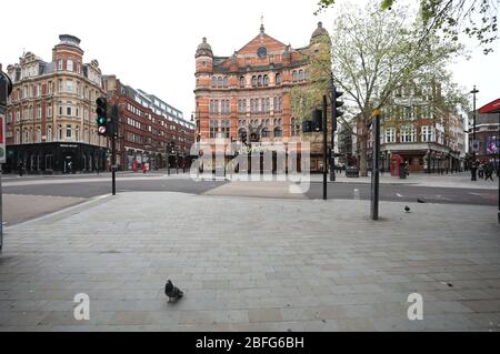 London, Großbritannien. April 2020. Tag der sechsundzwanzigsten Lockdown in London. Das Palace Theatre, am Cambridge Circus, das Harry Potter und das verfluchte Kind zeigen sollte. Das Land ist aufgrund der COVID-19-Pandemie des Coronavirus gesperrt. Menschen dürfen nicht zu Hause verlassen, außer für minimale Lebensmittel einkaufen, medizinische Behandlung, Bewegung - einmal pro Tag und wesentliche Arbeit. COVID-19 Coronavirus Lockdown, London, Großbritannien, am 18. April 2020 Quelle: Paul Marriott/Alamy Live News Stockfoto