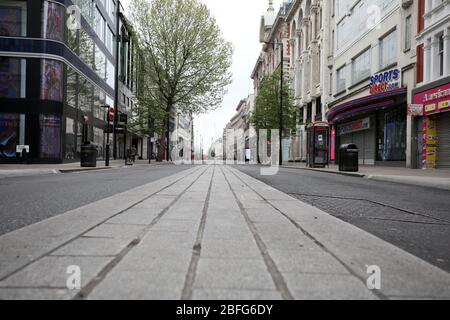 London, Großbritannien. April 2020. Tag der sechsundzwanzigsten Lockdown in London. Die Oxford Street ist um 11:00 Uhr an einem sehr ruhigen Londoner Stadtzentrum für einen Samstag verlassen, da das Land wegen der COVID-19-Coronavirus-Pandemie gesperrt ist. Menschen dürfen nicht zu Hause verlassen, außer für minimale Lebensmittel einkaufen, medizinische Behandlung, Bewegung - einmal pro Tag und wesentliche Arbeit. COVID-19 Coronavirus Lockdown, London, Großbritannien, am 18. April 2020 Quelle: Paul Marriott/Alamy Live News Stockfoto