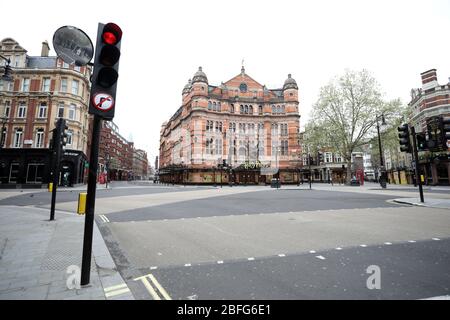 London, Großbritannien. April 2020. Tag der sechsundzwanzigsten Lockdown in London. Das Palace Theatre, das Harry Potter und das verfluchte Kind hätte zeigen sollen. Das Land ist aufgrund der COVID-19-Pandemie des Coronavirus gesperrt. Menschen dürfen nicht zu Hause verlassen, außer für minimale Lebensmittel einkaufen, medizinische Behandlung, Bewegung - einmal pro Tag und wesentliche Arbeit. COVID-19 Coronavirus Lockdown, London, Großbritannien, am 18. April 2020 Quelle: Paul Marriott/Alamy Live News Stockfoto