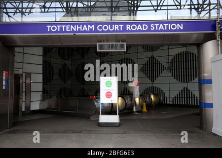 London, Großbritannien. April 2020. Tag der sechsundzwanzigsten Lockdown in London. Ein Schild an der U-Bahn-Station Tottenham Court Road zeigt, dass wichtige Arbeiter reisen können und dass alle anderen nach Hause gehen und nicht reisen sollten, da das Land aufgrund der COVID-19-Coronavirus-Pandemie gesperrt ist. Menschen dürfen nicht zu Hause verlassen, außer für minimale Lebensmittel einkaufen, medizinische Behandlung, Bewegung - einmal pro Tag und wesentliche Arbeit. COVID-19 Coronavirus Lockdown, London, Großbritannien, am 18. April 2020 Quelle: Paul Marriott/Alamy Live News Stockfoto