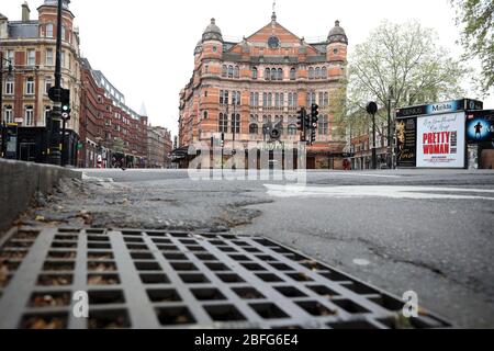 London, Großbritannien. April 2020. Tag der sechsundzwanzigsten Lockdown in London. Das Palace Theatre, am Cambridge Circus, das Harry Potter und das verfluchte Kind zeigen sollte. Das Land ist aufgrund der COVID-19-Pandemie des Coronavirus gesperrt. Menschen dürfen nicht zu Hause verlassen, außer für minimale Lebensmittel einkaufen, medizinische Behandlung, Bewegung - einmal pro Tag und wesentliche Arbeit. COVID-19 Coronavirus Lockdown, London, Großbritannien, am 18. April 2020 Quelle: Paul Marriott/Alamy Live News Stockfoto