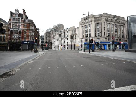 London, Großbritannien. April 2020. Tag der sechsundzwanzigsten Lockdown in London. Eine verlassene Tottenham Court Road, da das Land aufgrund der COVID-19 Coronavirus-Pandemie gesperrt ist. Menschen dürfen nicht zu Hause verlassen, außer für minimale Lebensmittel einkaufen, medizinische Behandlung, Bewegung - einmal pro Tag und wesentliche Arbeit. COVID-19 Coronavirus Lockdown, London, Großbritannien, am 18. April 2020 Quelle: Paul Marriott/Alamy Live News Stockfoto