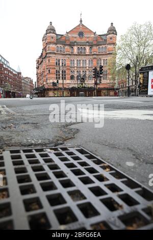 London, Großbritannien. April 2020. Tag der sechsundzwanzigsten Lockdown in London. Das Palace Theatre, am Cambridge Circus, das Harry Potter und das verfluchte Kind zeigen sollte. Das Land ist aufgrund der COVID-19-Pandemie des Coronavirus gesperrt. Menschen dürfen nicht zu Hause verlassen, außer für minimale Lebensmittel einkaufen, medizinische Behandlung, Bewegung - einmal pro Tag und wesentliche Arbeit. COVID-19 Coronavirus Lockdown, London, Großbritannien, am 18. April 2020 Quelle: Paul Marriott/Alamy Live News Stockfoto