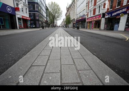 London, Großbritannien. April 2020. Tag der sechsundzwanzigsten Lockdown in London. Die Oxford Street ist um 11:00 Uhr an einem sehr ruhigen Londoner Stadtzentrum für einen Samstag verlassen, da das Land wegen der COVID-19-Coronavirus-Pandemie gesperrt ist. Menschen dürfen nicht zu Hause verlassen, außer für minimale Lebensmittel einkaufen, medizinische Behandlung, Bewegung - einmal pro Tag und wesentliche Arbeit. COVID-19 Coronavirus Lockdown, London, Großbritannien, am 18. April 2020 Quelle: Paul Marriott/Alamy Live News Stockfoto