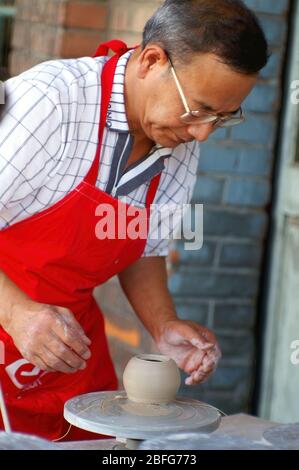 New Taipei City, 26. JUN 2005 - traditionelle handgemachte Keramik im Yingge District Stockfoto