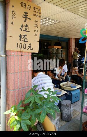 New Taipei City, 26. JUN 2005 - traditionelle handgemachte Keramik im Yingge District Stockfoto