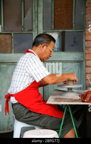 New Taipei City, 26. JUN 2005 - traditionelle handgemachte Keramik im Yingge District Stockfoto