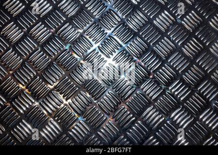 Hintergrund aus silberner und schwarzer rutschfester Metalloberfläche, sichtbare Lichtreflexion, Draufsicht. Stockfoto