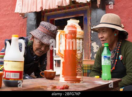 Die Pilger ruhen im Teehaus des Klosters in Shalu, Tibet Stockfoto