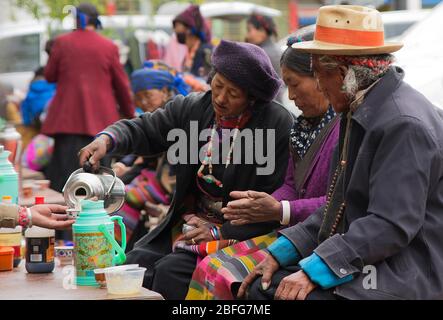 Die Pilger ruhen im Teehaus des Klosters in Shalu, Tibet Stockfoto