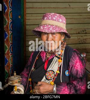 Pilger, der im Teehaus des Klosters in Shalu, Tibet, ruht Stockfoto