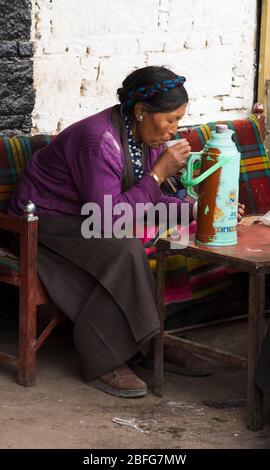 Die Pilger ruhen im Teehaus des Klosters in Shalu, Tibet Stockfoto