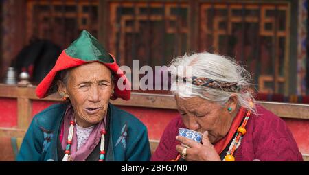 Die Pilger ruhen im Teehaus des Klosters in Shalu, Tibet Stockfoto