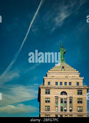 Dach des Liberty Building mit Replik der Lady Liberty in Bufallo, New York State. Blauer Himmel mit wenigen Wolken, sonniger Sommertag. Keine Personen sichtbar, oben Stockfoto