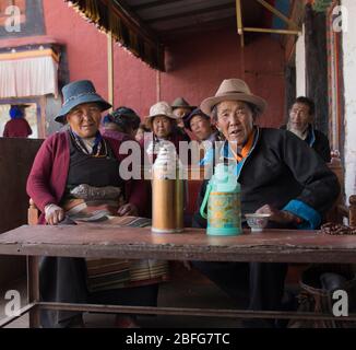 Pilger beobachten die Ausländer am Kloster Teehaus in Shalu, Tibet Stockfoto