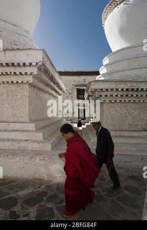 Pilger, die die heilige Umrundung von Kürzungen (Stupas) im Tashilhumpo Kloster, Shigatse, Tibet durchführen Stockfoto