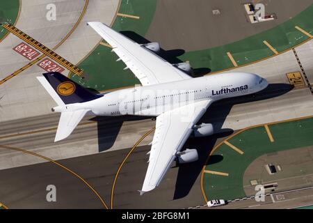 Los Angeles, USA. August 2015. Ein Lufthansa Airbus 380-800 rollt vom Los Angeles International Airport zum Abflug. Kredit: Fabrizio Gandolfo/SOPA Images/ZUMA Wire/Alamy Live News Stockfoto