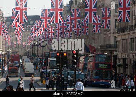 Regent Street bedeckt mit britischen Flaggen während der königlichen Hochzeit von Prinz William und Catherine Middleton, die am 29. April 2011 in London stattfand. Stockfoto