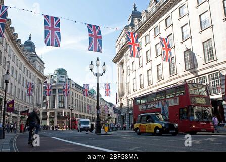 Regent Street bedeckt mit britischen Flaggen während der königlichen Hochzeit von Prinz William und Catherine Middleton, die am 29. April 2011 in London stattfand. Stockfoto