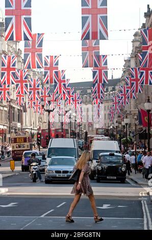 Regent Street bedeckt mit britischen Flaggen während der königlichen Hochzeit von Prinz William und Catherine Middleton, die am 29. April 2011 in London stattfand. Stockfoto