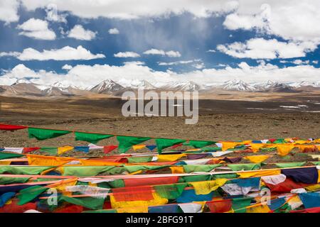 Gebetsfahnen werden auf Bergpässen für Glück und Segen, Gyatso La, Tibet, angebracht Stockfoto