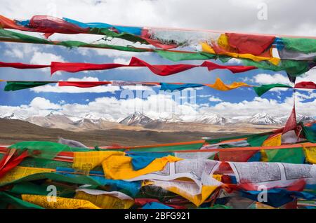 Gebetsfahnen werden auf Bergpässen für Glück und Segen, Gyatso La, Tibet, angebracht Stockfoto