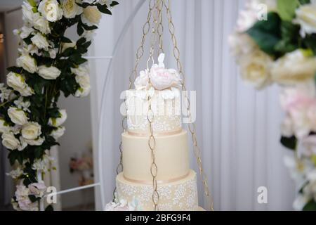 Eine schöne große Torte für eine besondere Veranstaltung. Süßer Tisch für besondere Party Stockfoto