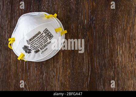 BELLEVUE, WA/USA – 18. APRIL 2020: PSA-Sicherheitszubehör auf Holztisch, 3M 8210Plus N95 Masken Stockfoto