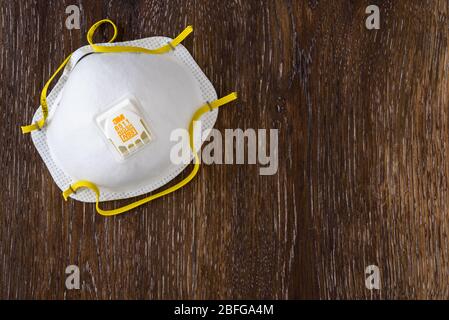 BELLEVUE, WA/USA – 18. APRIL 2020: PSA-Sicherheitszubehör auf Holztisch, Maske 3M 8511 N95 Stockfoto