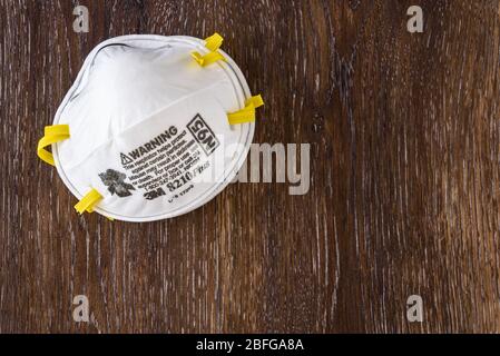 BELLEVUE, WA/USA – 18. APRIL 2020: PSA-Sicherheitszubehör auf Holztisch, 3M 8210Plus N95 Masken Stockfoto