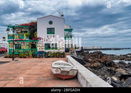 PUNTA MUJERES, LANZAROTE, KANARISCHE INSELN , SPANIEN - 18. April 2020: Typische weiße Häuser des Dorfes Punta Mujeres auf der Insel Lanzarote, Kanarische Inseln Stockfoto