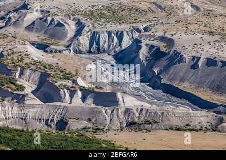 Ein Teil des Loowit Creek, der durch die Asche, die 1982 bei der Eruption Mount St Helens in Washington, USA, abgelagert wurde, führt. Stockfoto