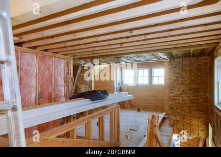 Gebäude im Bau- und Renovierungsarbeiten im Inneren der Wand wärme Isolierung mit Mineralwolle in Holz- Haus Stockfoto