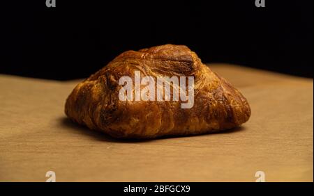 Frisch gebackenes französisches Croissant - frisch aus dem Ofen Stockfoto