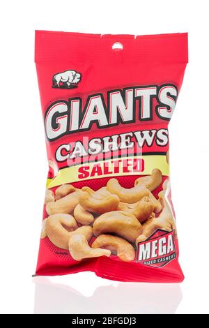 Winneconne, WI - 12. April 2020: Ein Paket von Giants Cashews gesalzen auf einem isolierten Hintergrund. Stockfoto