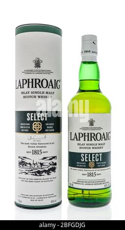 Winneconne, WI - 12. April 2020: Eine Flasche Laphroig Single Malt Scotch Whiskey select auf einem isolierten Hintergrund. Stockfoto