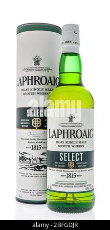 Winneconne, WI - 12. April 2020: Eine Flasche Laphroig Single Malt Scotch Whiskey select auf einem isolierten Hintergrund. Stockfoto