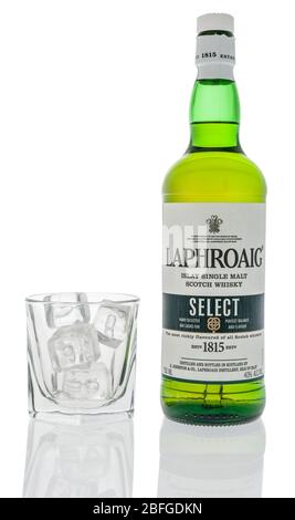 Winneconne, WI - 12. April 2020: Eine Flasche Laphroig Single Malt Scotch Whiskey select mit einem Glas Eis auf einem isolierten Hintergrund. Stockfoto