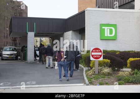 Die Leute stellen sich mit sozialer Distanz in einer Nachbarschaft TD Bank Filiale, um die Fahrt durch Fenster zu nutzen, anstatt die Bank zu betreten, um Geld in der Windsor Terrace Nachbarschaft während der Zeit der Covid-19 Pandemie in Brooklyn, NY abzuheben und einzuzahlen. Stockfoto