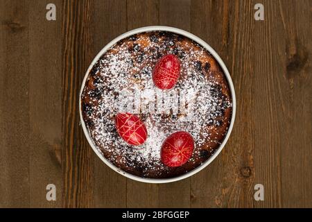 Traditioneller rumänischer Kuchen namens Pasca mit handbemalten Ostereiern auf der Oberseite. Stockfoto