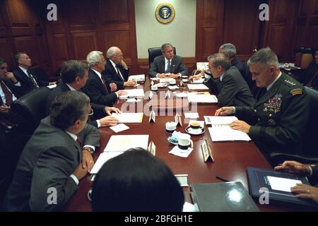 Der Präsident der Vereinigten Staaten, George W. Bush, trifft sich am Donnerstag, den 20. September 2001, mit dem Nationalen Sicherheitsrat (NSC) im Lagezimmer. Fotografiert mit dem Präsidenten sind, von links nach rechts, Federal Bureau of Investigation (FBI) Direktor Robert Mueller, Vizepräsident Cheneys Stabschef Lewis Libby, Central Intelligence Agency (CIA) Direktor George Tenet, US-Generalstaatsanwalt John Ashcroft, US-Finanzminister Paul O'Neill.Pflichtnachweis: Eric Draper - White House via CNP. Weltweit verwendet Stockfoto