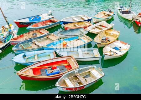 Angeln Jollen gebunden und fest in der Bucht aus der Sicht hoch. Stockfoto