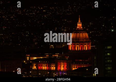 San Francisco, USA: 24. Februar 2019: San Francisco Rathaus beleuchtet für das chinesische Neujahr Stockfoto