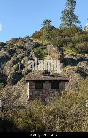 Steinbad im hinteren Land in Pinnacles Stockfoto